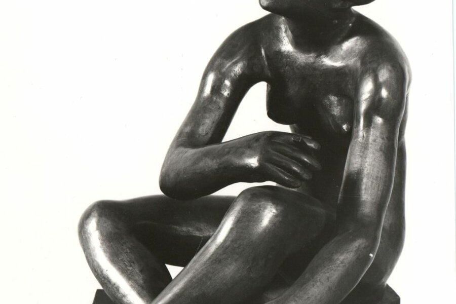 Augustin Handzel, Dívka s cigaretou, 1929, bronz